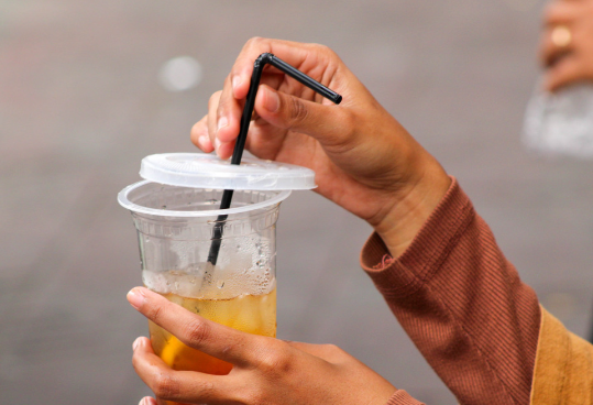 经常用吸管喝水伤身还可能“变丑” 经常用吸管喝水会对身体产生什么影响