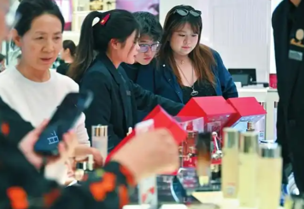 为啥大家在三亚“疯抢”羽绒服 春节期间海南将迎来度假购物消费热潮