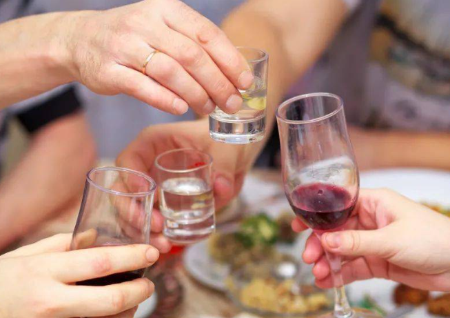 春节聚餐醉酒急救！2026冬季饮酒安全与同伴守护指南