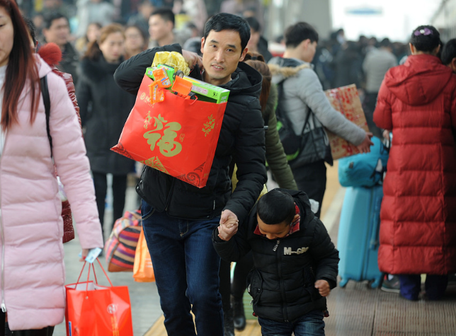 大哥请假凑足1个月回家过年：钱挣不完，每年只回家一次