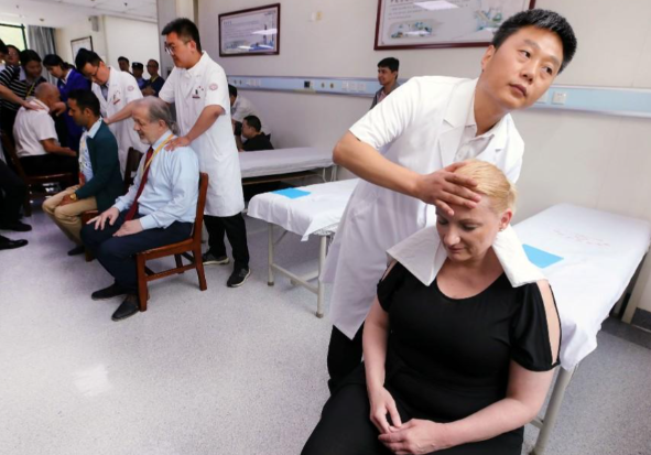 老外中国游三件套:牙医眼科中医理疗 为何外国人热衷于来中国看病