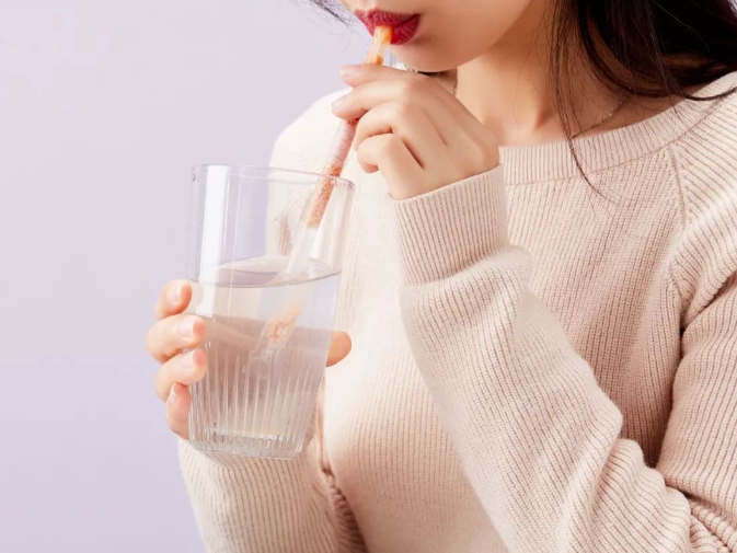 医生提醒不要长期用吸管喝水，吸管喝水竟暗藏5大健康隐患