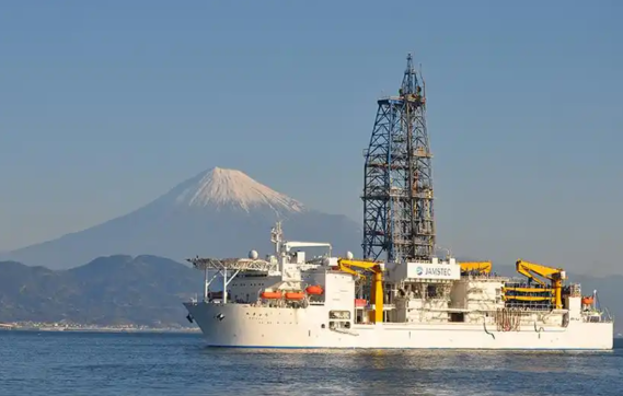 日本公开采集稀土泥全过程 日本计划2027年启动商业稀土采矿 日本公开采集稀土泥全过程 日本计划2027年启动商业稀土采矿