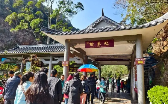 多地景区推出终身门票为啥这么做 文旅经济正从门票经济转向体验经济 多地景区推出终身门票为啥这么做 文旅经济正从门票经济转向体验经济
