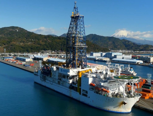 日本公开采集稀土泥全过程 日本计划2027年启动商业稀土采矿 日本公开采集稀土泥全过程 日本计划2027年启动商业稀土采矿