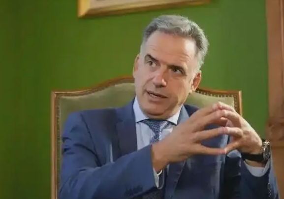 乌拉圭总统见到烤红薯表情亮了! 乌拉圭总统初见烤红薯惊喜瞬间 乌拉圭总统见到烤红薯表情亮了! 乌拉圭总统初见烤红薯惊喜瞬间