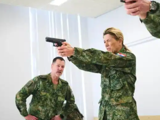 54岁荷兰王后参军 欧洲各国致力于降低对美国的军事依赖