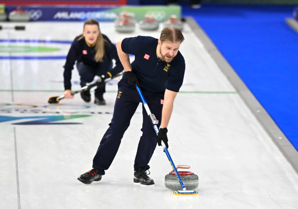 米兰冬奥会开赛第一天,米兰冬奥会冰壶混双首轮比赛遭遇停电 米兰冬奥会开赛第一天,米兰冬奥会冰壶混双首轮比赛遭遇停电