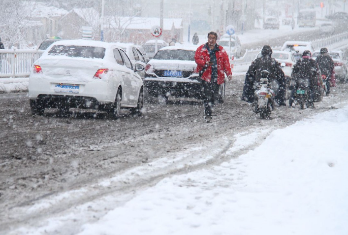 寒潮来袭中东部多地降温将超12℃,大范围雨雪上线局地有大到暴雪 寒潮来袭中东部多地降温将超12℃,大范围雨雪上线局地有大到暴雪