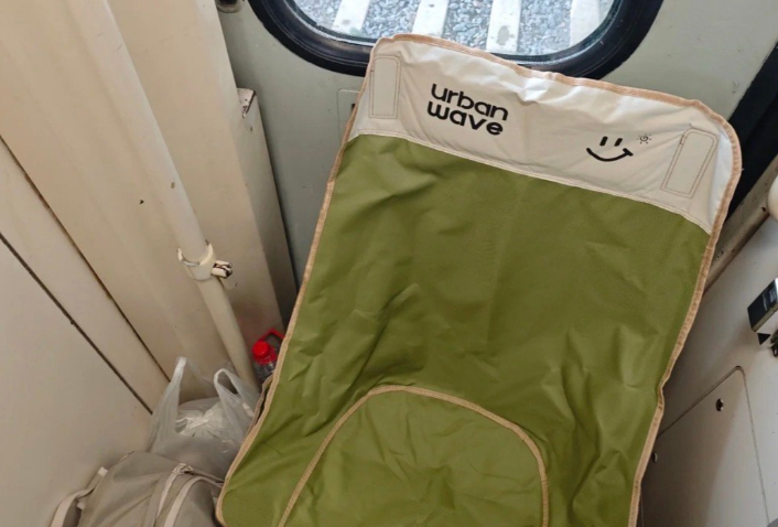 高铁上摆折叠椅惬意落座？男子自带折叠椅坐高铁引热议