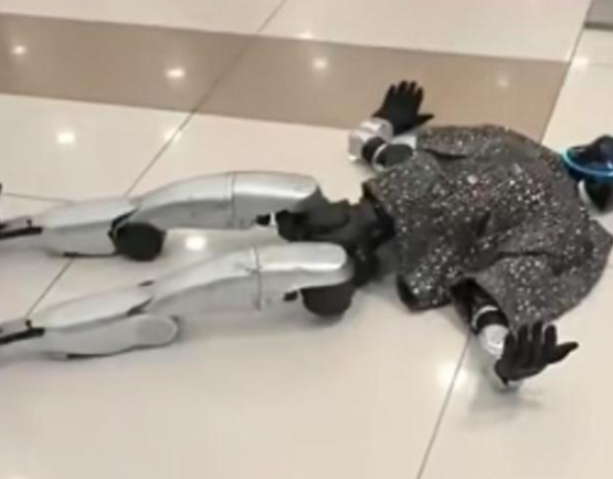 成都商场机器人表演撞伤老人！机器人表演碰倒老人双双倒地不起