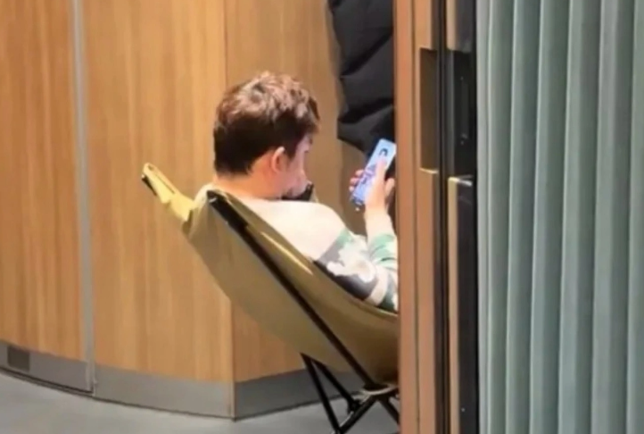 高铁上摆折叠椅惬意落座？男子自带折叠椅坐高铁引热议