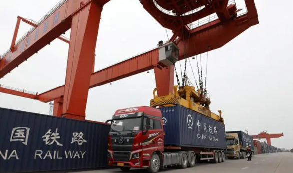 2026年广西首趟中越年货班列启程 中越年货班列为促进双边贸易发展发挥重要作用