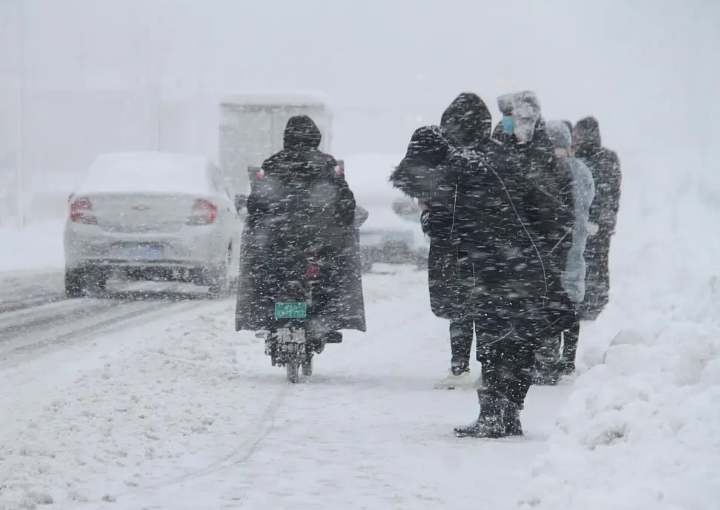 寒潮来袭中东部多地降温将超12℃,大范围雨雪上线局地有大到暴雪 寒潮来袭中东部多地降温将超12℃,大范围雨雪上线局地有大到暴雪