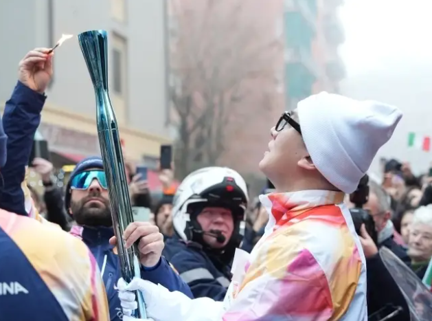 北京双奥志愿者点燃米兰冬奥圣火 冬奥圣火在米兰首棒传递者是中国人 北京双奥志愿者点燃米兰冬奥圣火 冬奥圣火在米兰首棒传递者是中国人