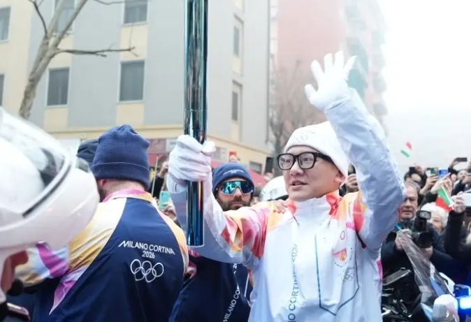 北京双奥志愿者点燃米兰冬奥圣火 冬奥圣火在米兰首棒传递者是中国人 北京双奥志愿者点燃米兰冬奥圣火 冬奥圣火在米兰首棒传递者是中国人