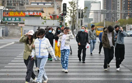 今起三天南方大部地区气温将下降6～10℃ 今明两天我国近海有7～9级大风