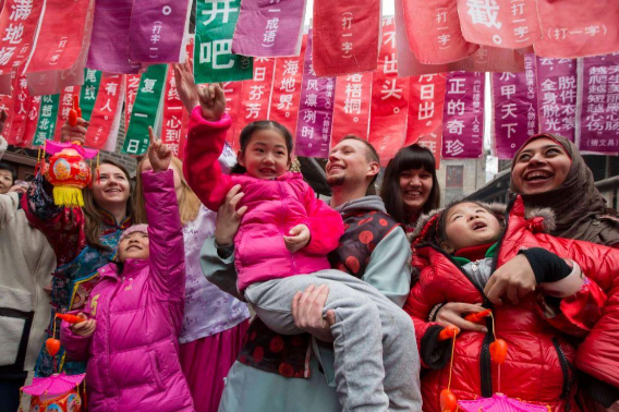 老外来中国过年的订单爆了 越来越多外国游客来华体验中国春节