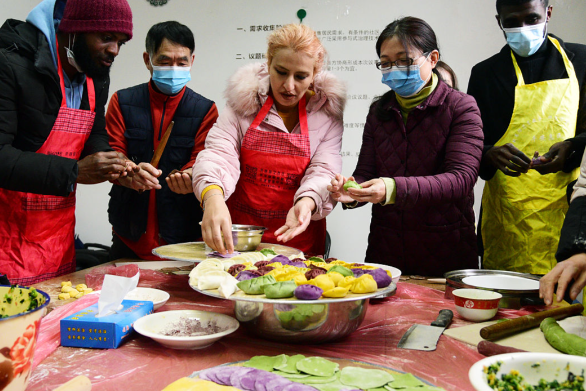 老外来中国过年的订单爆了 越来越多外国游客来华体验中国春节