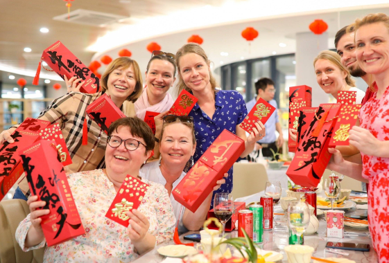 老外来中国过年的订单爆了 越来越多外国游客来华体验中国春节