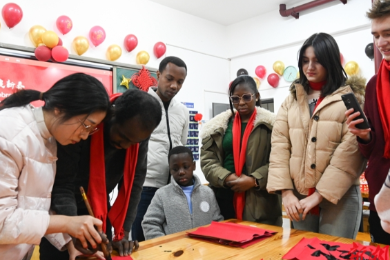 老外来中国过年的订单爆了 越来越多外国游客来华体验中国春节