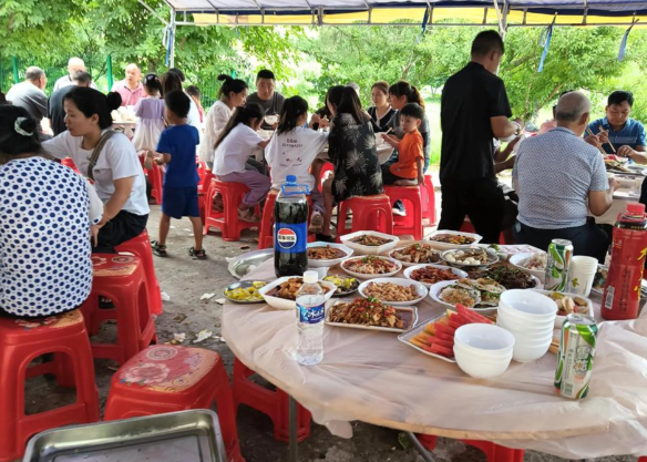 中国人为啥爱吃农村大席 年轻人开始流行去村里吃席