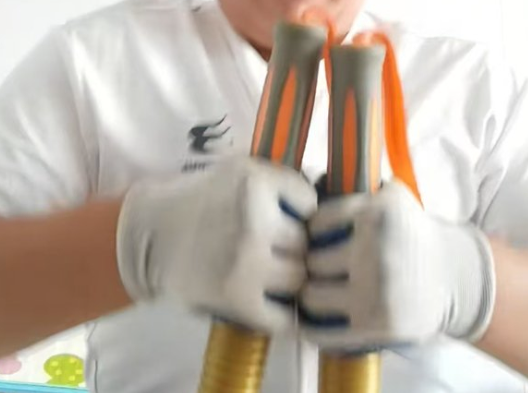 15岁男生“天生神力” 掰断80公斤臂力器！15岁男生“天生神力”的原因