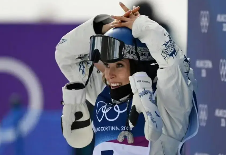 谷爱凌获银牌！谷爱凌摘得中国米兰冬奥会首银0.38分惜败却无憾！