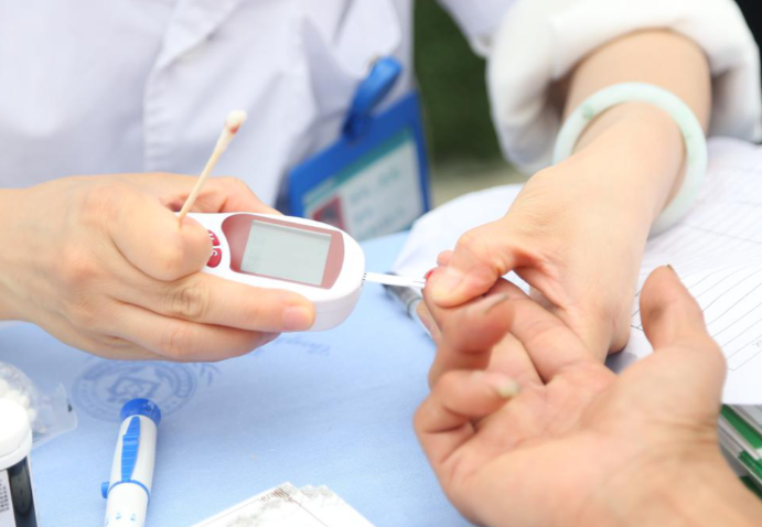 聚餐后血糖监测异常飙升怎么办？2026年糖尿病患者节日饮食记录与调整策略