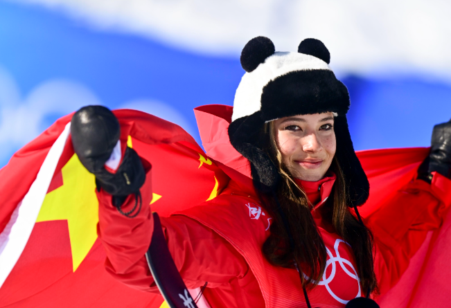 谷爱凌说决赛拿出了自己最佳表现，为中国代表团夺下米兰冬奥首银