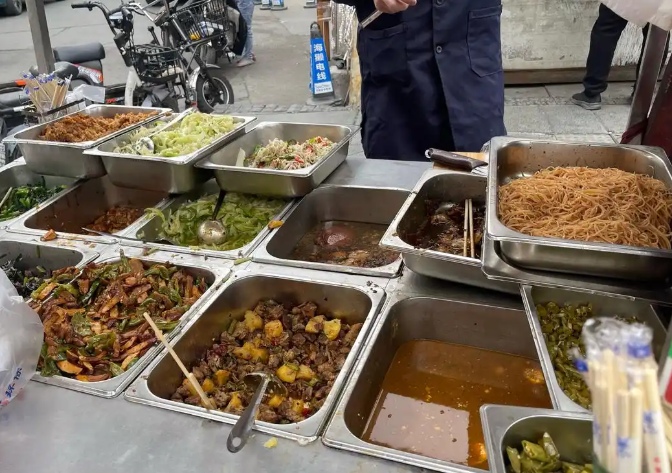 人民日报评盒饭摊“转正”盒饭摊“转正”是执法与服务的平衡