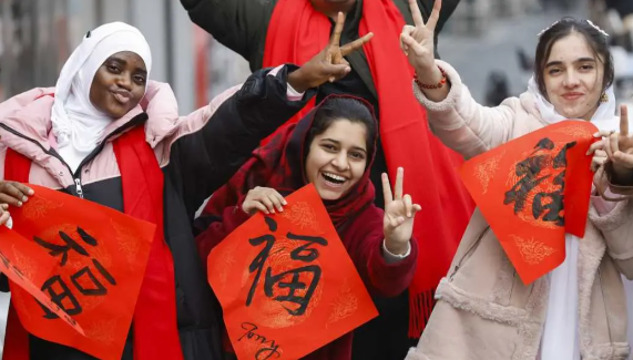 多国游客来华体验地道中国年 全国各大出入境口岸迎来双向客流高峰 多国游客来华体验地道中国年 全国各大出入境口岸迎来双向客流高峰