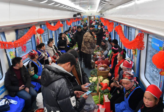 外国人也赶春运 ChinaTravel说走就走 越来越多外国友人参与中国春运 外国人也赶春运 ChinaTravel说走就走 越来越多外国友人参与中国春运