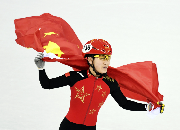 中国运动员面带鲜血冲过终点线，双人雪橇中国队表现惊艳