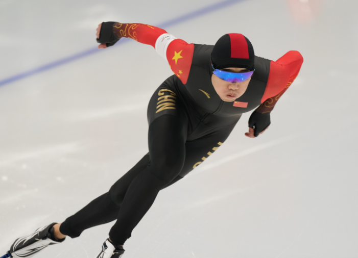 中国运动员面带鲜血冲过终点线,双人雪橇中国队表现惊艳 中国运动员面带鲜血冲过终点线,双人雪橇中国队表现惊艳