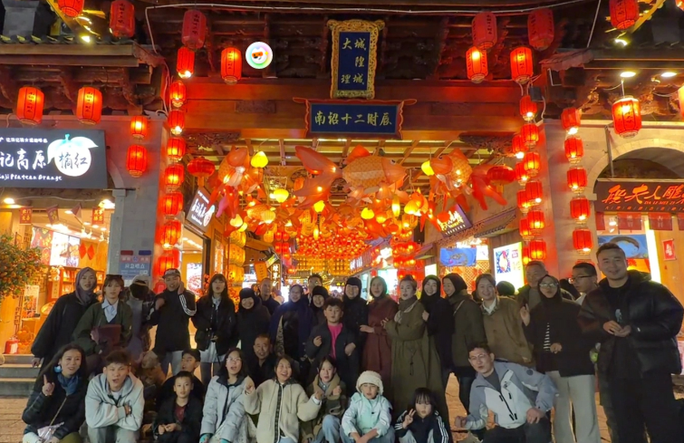 开往春天的幸福大巴！一家35口人开大巴春节自驾游云南