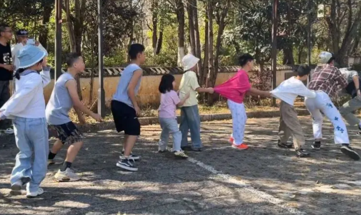 开往春天的幸福大巴！一家35口人开大巴春节自驾游云南