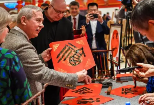 多国游客来华体验地道中国年 全国各大出入境口岸迎来双向客流高峰 多国游客来华体验地道中国年 全国各大出入境口岸迎来双向客流高峰