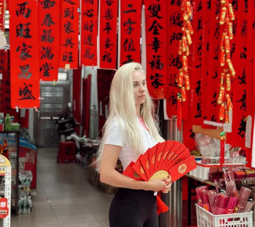 多国游客来华体验地道中国年 全国各大出入境口岸迎来双向客流高峰 多国游客来华体验地道中国年 全国各大出入境口岸迎来双向客流高峰