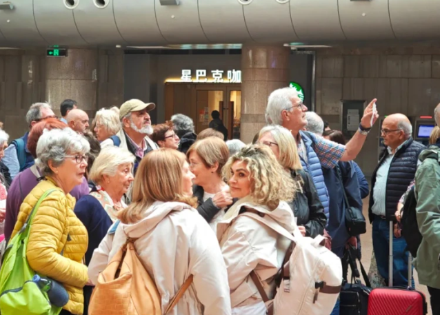 “洋朋友”打卡中国春运 外国人也赶春运 ChinaTravel说走就走 “洋朋友”打卡中国春运 外国人也赶春运 ChinaTravel说走就走