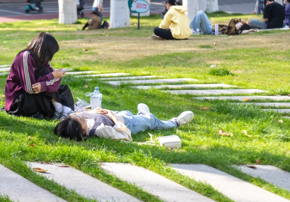 白天爱晒太阳的人赚到了 一天中人体最佳补光时段是什么时候