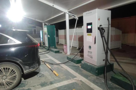 高速服务区加油充电排起长龙 蛇年最后一个工作日高速流量将迎来最高峰