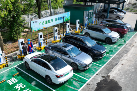 高速服务区加油充电排起长龙 蛇年最后一个工作日高速流量将迎来最高峰