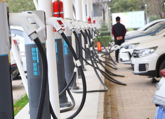 高速服务区加油充电排起长龙 蛇年最后一个工作日高速流量将迎来最高峰