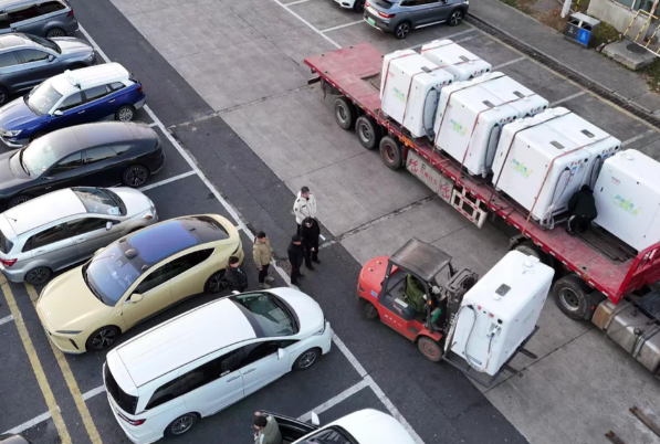 高速服务区加油充电排起长龙 蛇年最后一个工作日高速流量将迎来最高峰