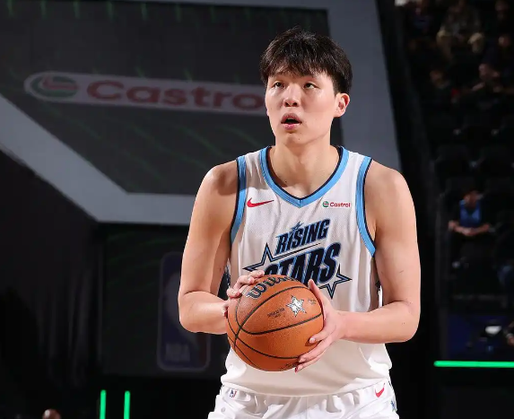 杨瀚森NBA全明星新秀赛10分2板 杨瀚森成新秀赛首个得分上双球员 杨瀚森NBA全明星新秀赛10分2板 杨瀚森成新秀赛首个得分上双球员