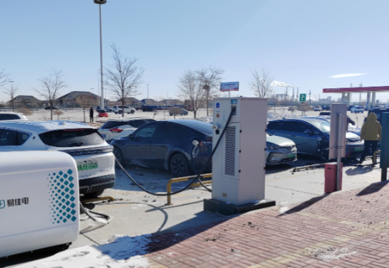 高速服务区加油充电排起长龙 蛇年最后一个工作日高速流量将迎来最高峰