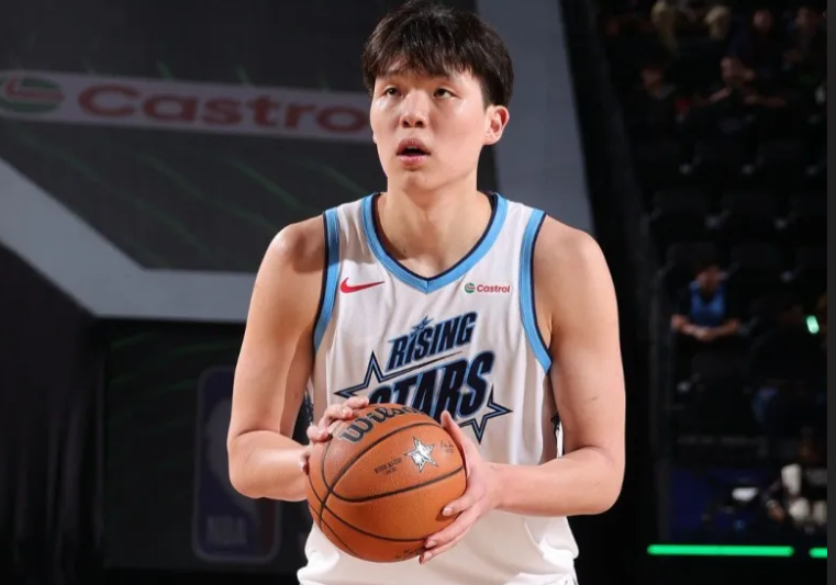 杨瀚森NBA全明星新秀赛10分2板，中国内线再登世界舞台