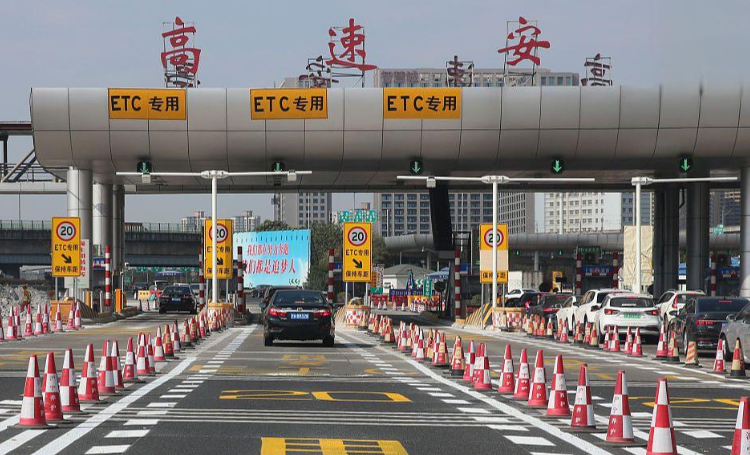 高速免费最后60秒收费站上演飞驰人生,高速车主卡点失败缴费400多元! 高速免费最后60秒收费站上演飞驰人生,高速车主卡点失败缴费400多元!