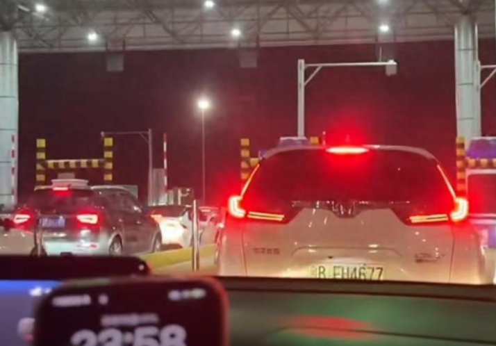 高速免费最后60秒收费站上演飞驰人生,高速车主卡点失败缴费400多元! 高速免费最后60秒收费站上演飞驰人生,高速车主卡点失败缴费400多元!